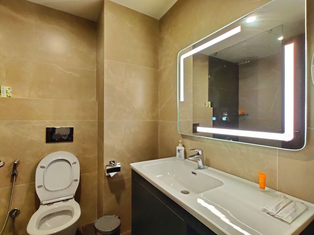 Lake View Resort Luxury Room, Balcony, Pool View 9