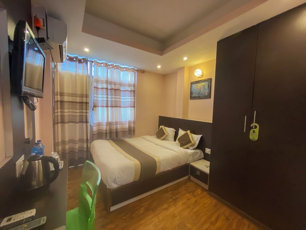 undefined Lemon Tree Hotel 6