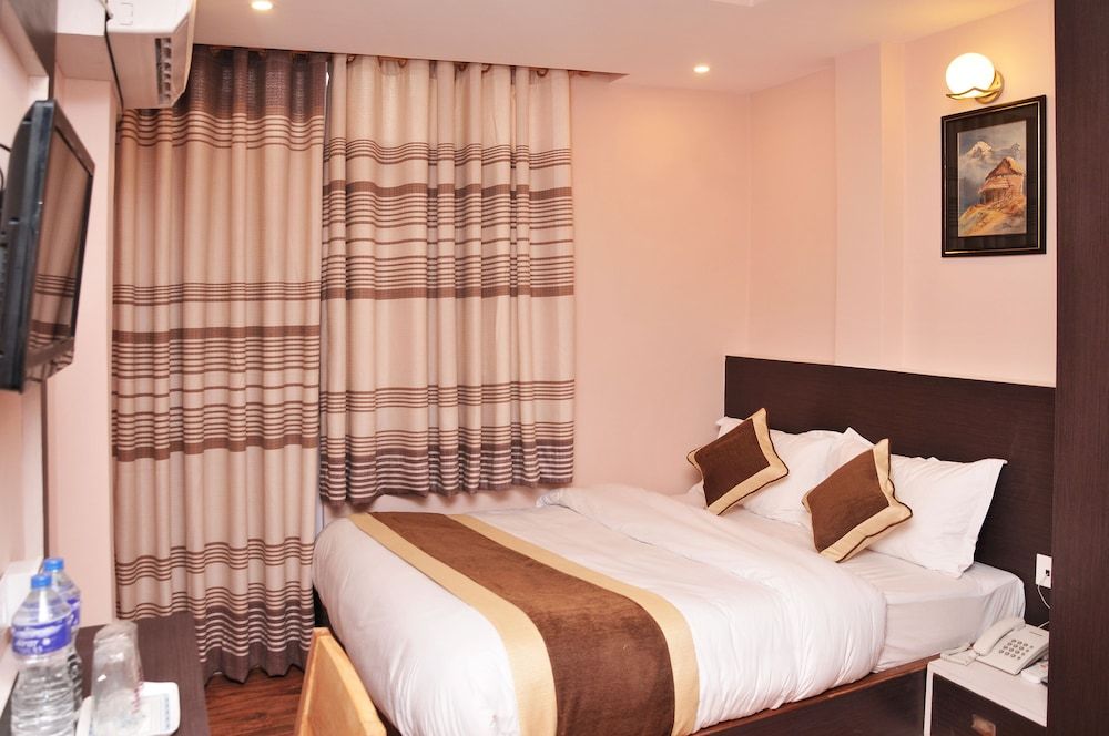 undefined Lemon Tree Hotel 4
