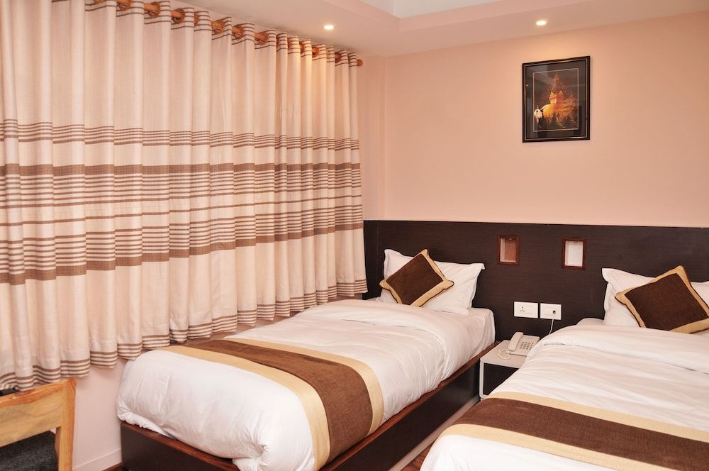 undefined Lemon Tree Hotel 8