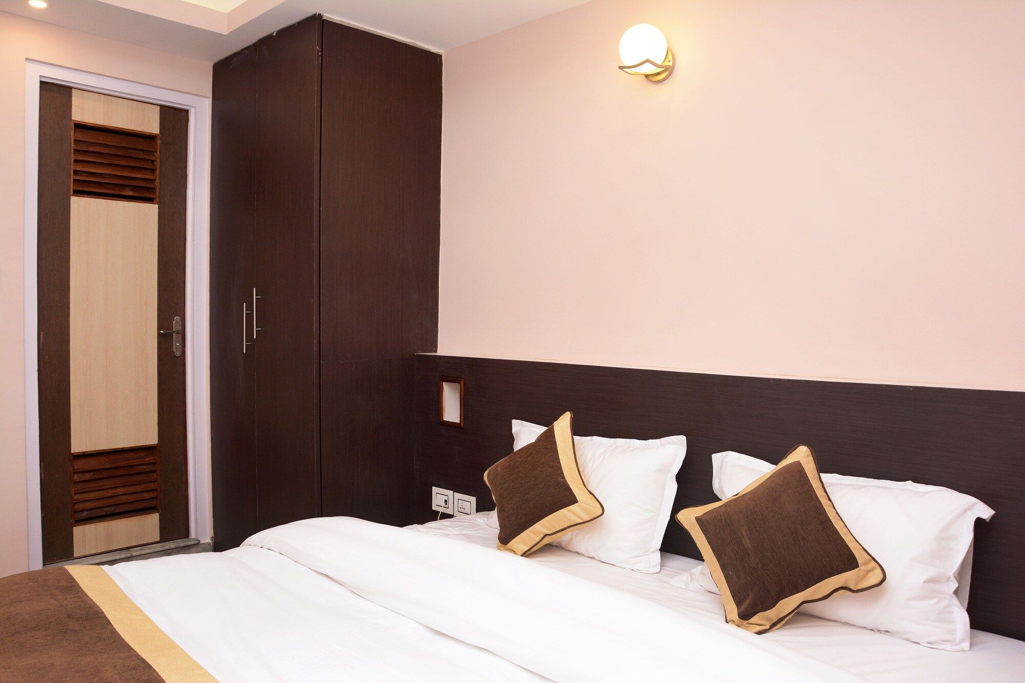 undefined Lemon Tree Hotel 5