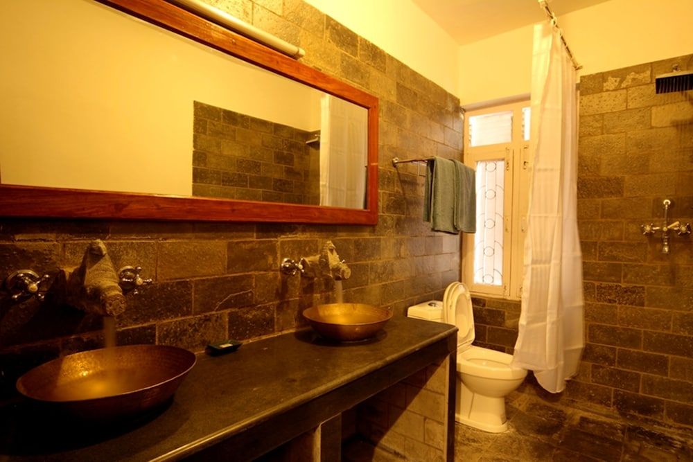 Hotel Thorong Peak Suite, 1 King Bed, Refrigerator 7