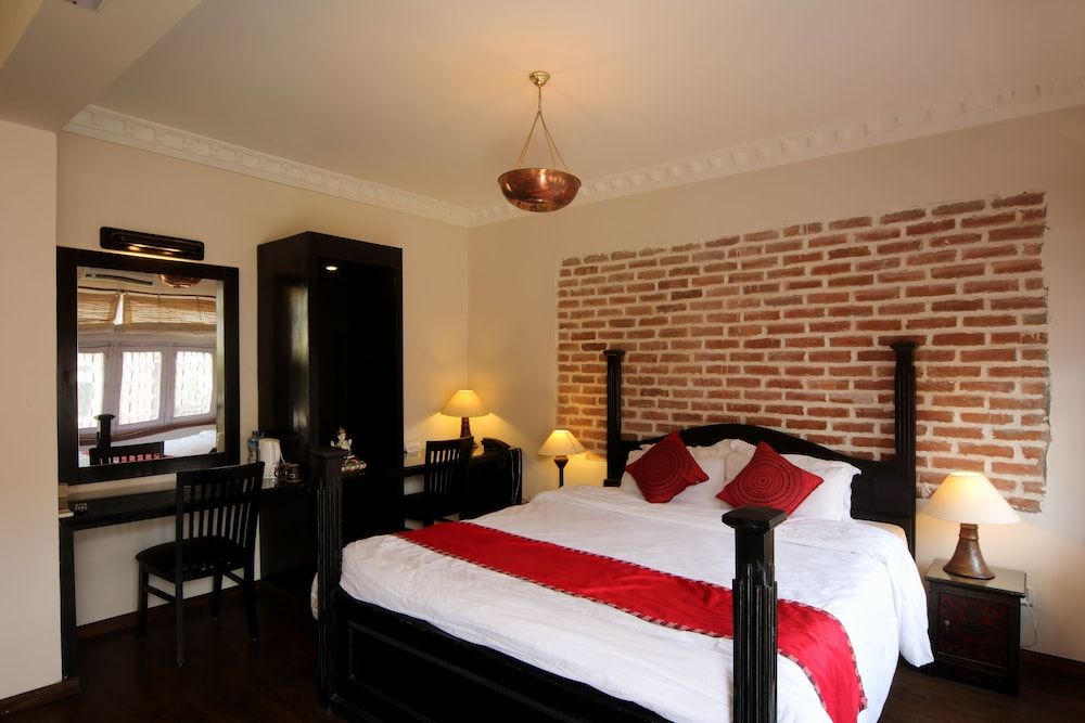 Hotel Thorong Peak Suite, 1 King Bed, Refrigerator 4