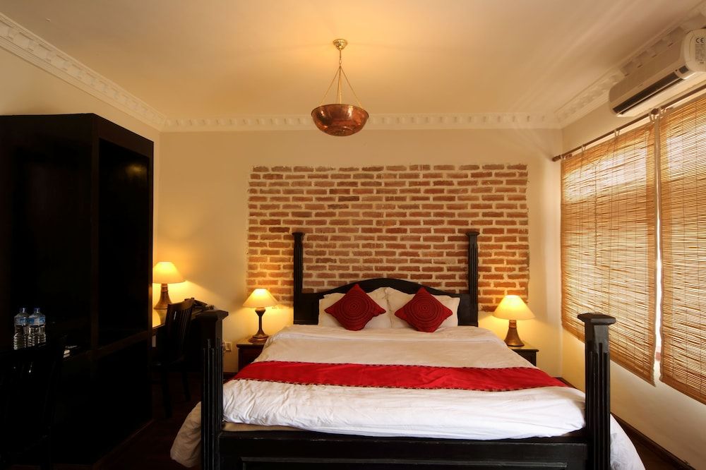 Hotel Thorong Peak Suite, 1 King Bed, Refrigerator 3