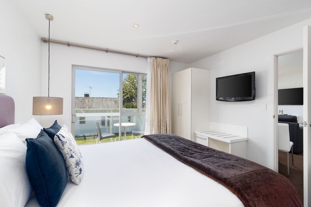 One Bedroom Ambassador Spa Suite