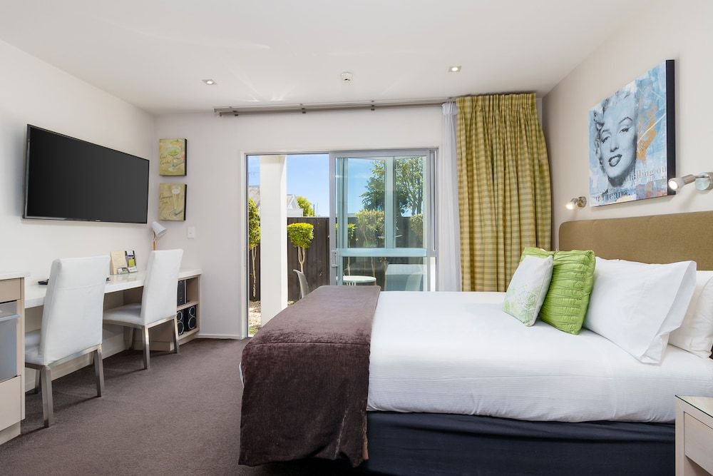 Standard Studio, 1 Queen Bed, Mobility Accessible, Kitchenette