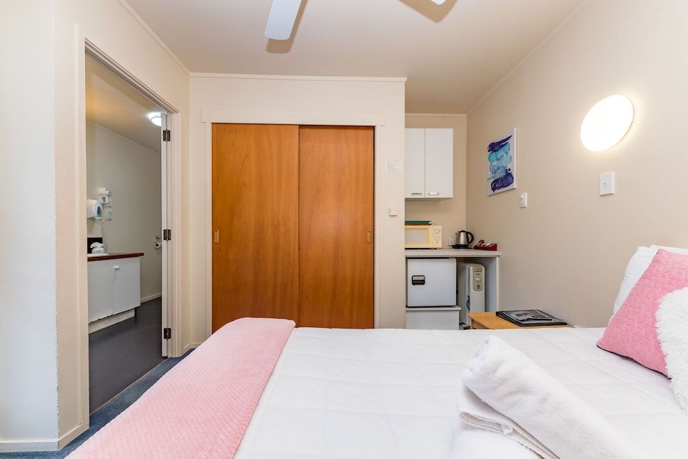 Dolphin Motel Studio (Queen) 3