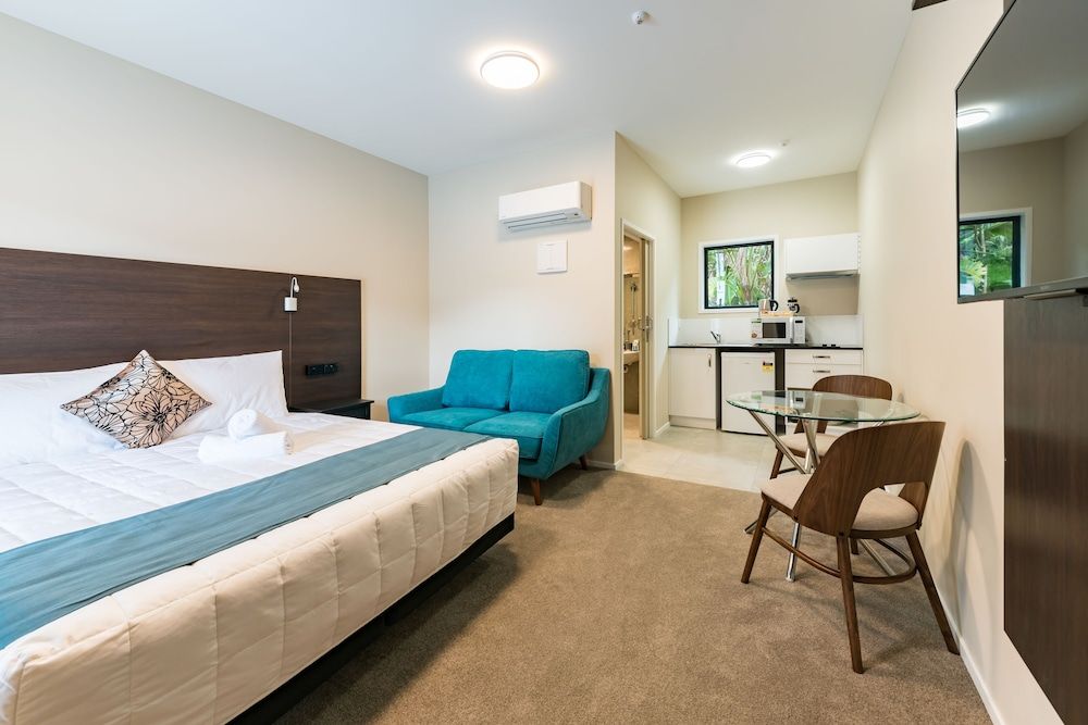 Dolphin Motel Blue Dolphin Block Superior Studio, 1 King Bed, Accessible 2