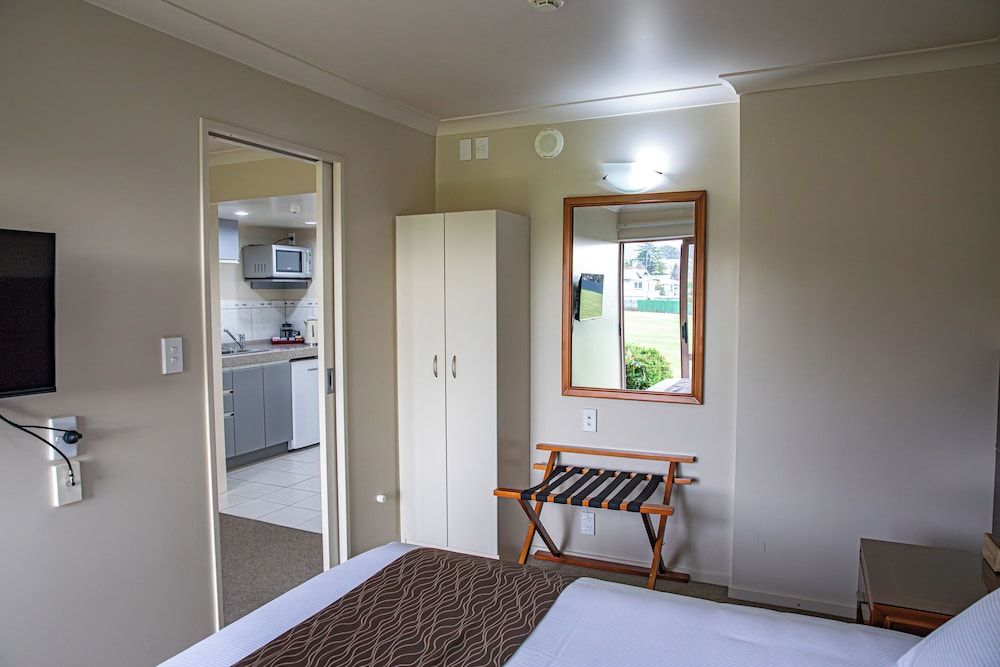 Admirals Motor Inn Superior Apartment 2