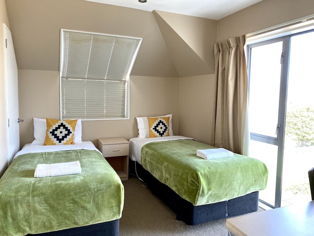 Alpha Motel Christchurch Family Penthouse, 3 Bedrooms 2