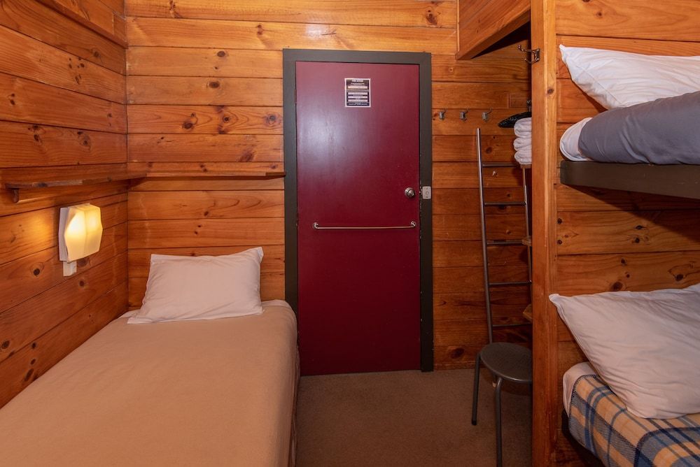 Backpacker Bunk - Shared Bathroom