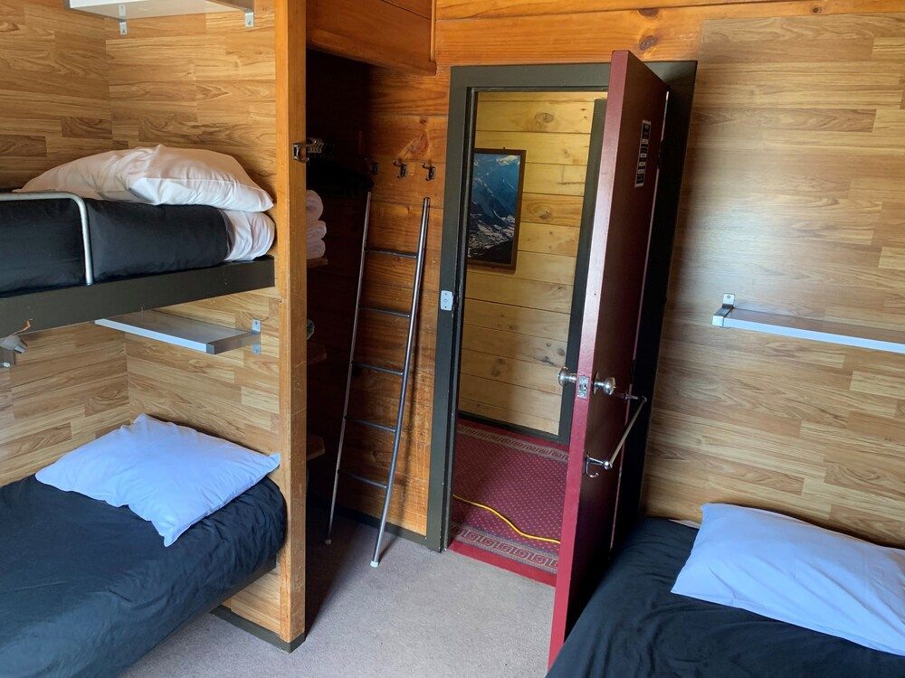 Backpacker Bunk - Shared Bathroom