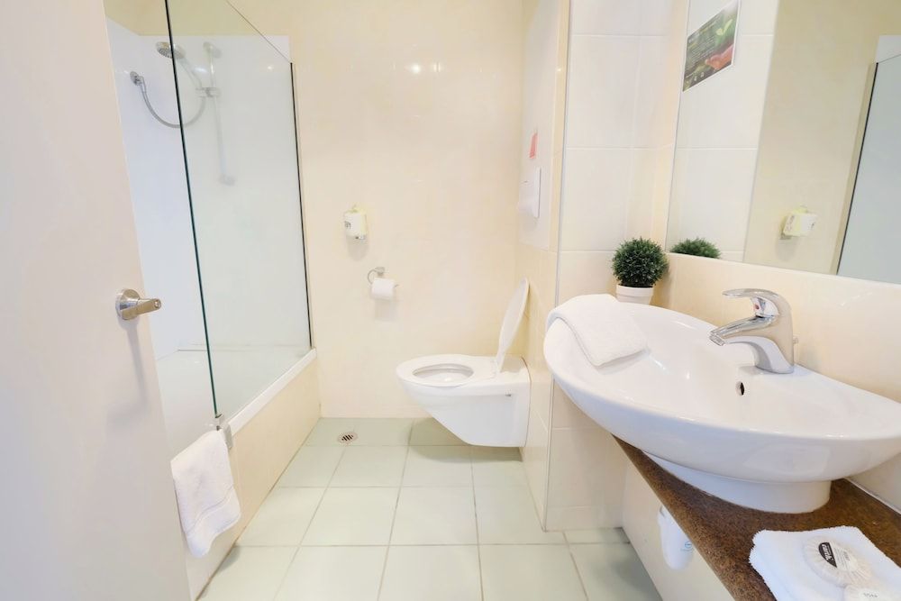 Garden Hotel Christchurch Deluxe Room 8