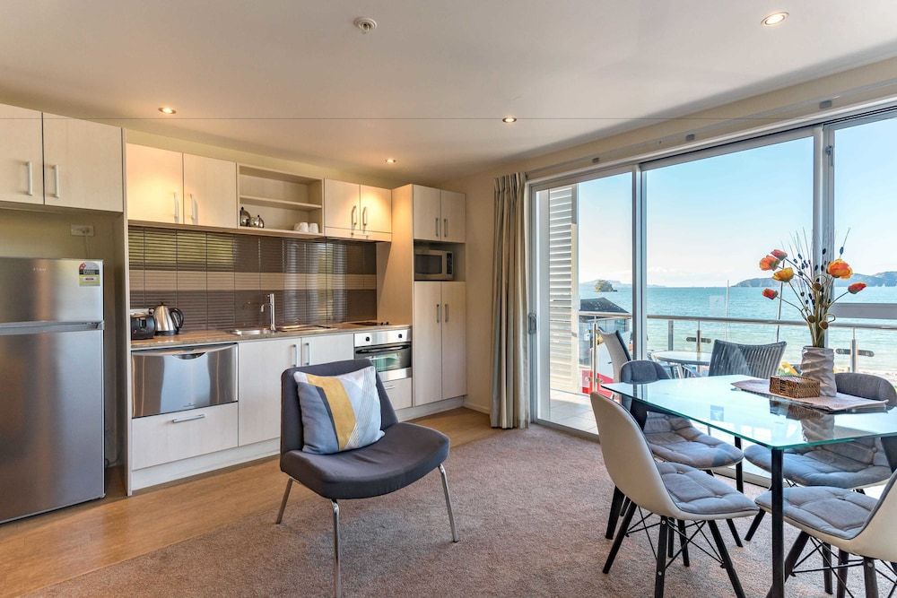 Edgewater Palms Apartments One Bedroom Waterfront 4