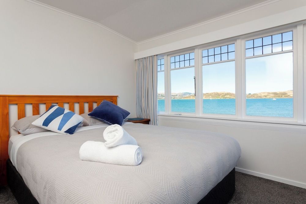 Moana Lodge - Guest House Seafront Queen Room (Shared Bathroom)