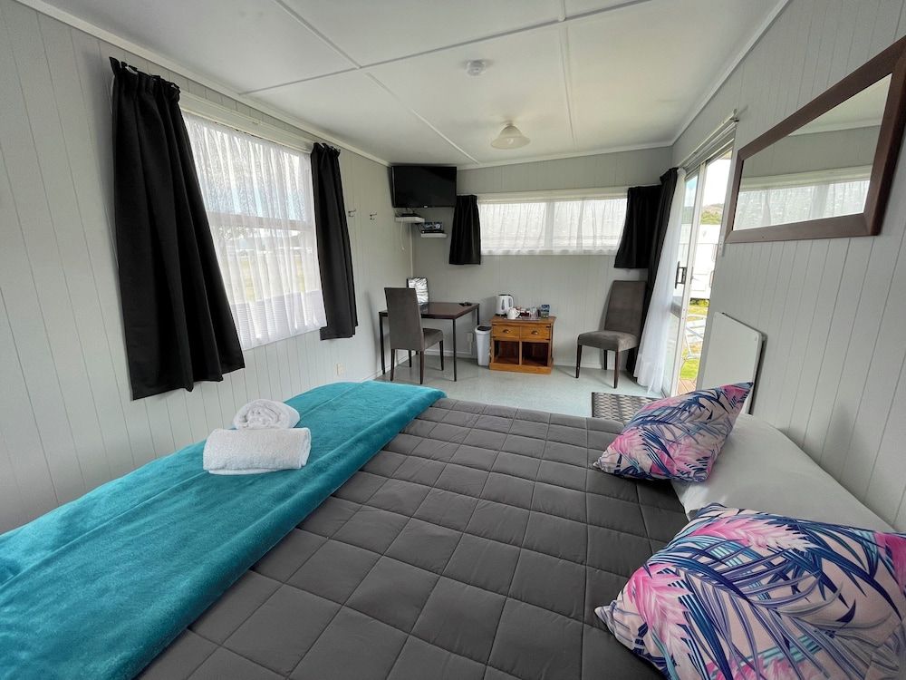 Motutere Bay Top 10 Holiday Park Standard Cabin, Shared Bathroom 4