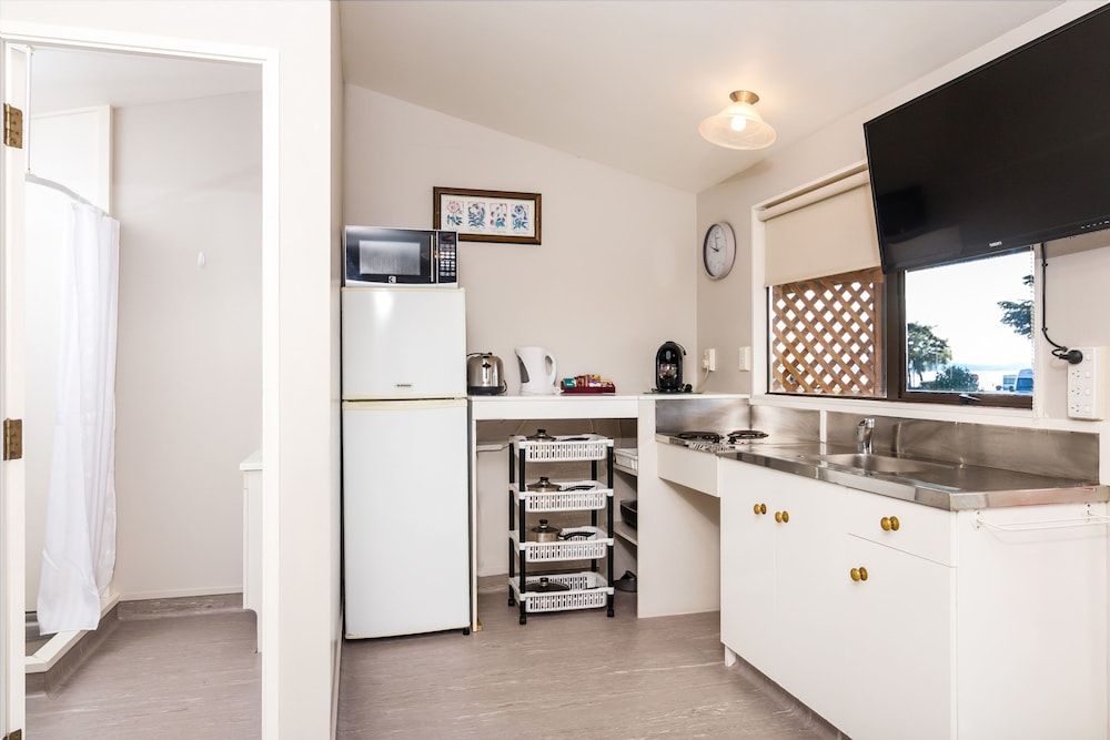 Motutere Bay Top 10 Holiday Park Self Contained Family Unit 6