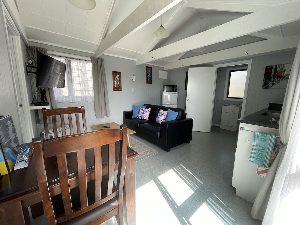 Motutere Bay Top 10 Holiday Park Self Contained Unit 6