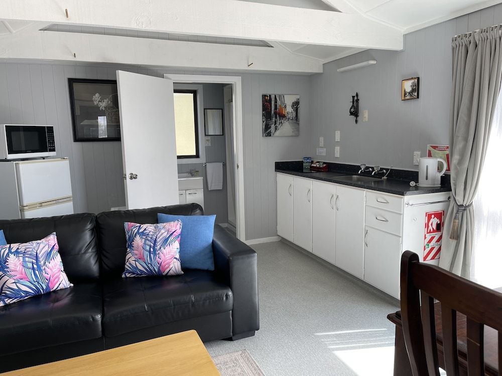 Motutere Bay Top 10 Holiday Park Self Contained Unit 4