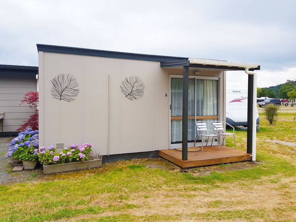 Motutere Bay Top 10 Holiday Park Standard Cabin, Shared Bathroom