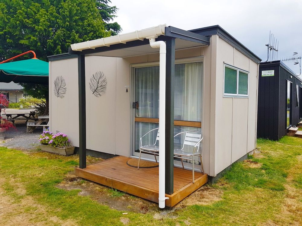 Motutere Bay Top 10 Holiday Park Standard Cabin, Shared Bathroom 5