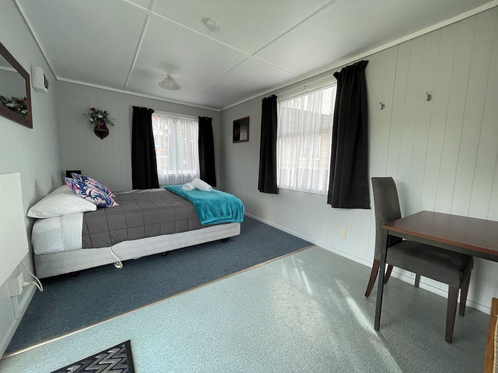 Motutere Bay Top 10 Holiday Park Standard Cabin, Shared Bathroom 3