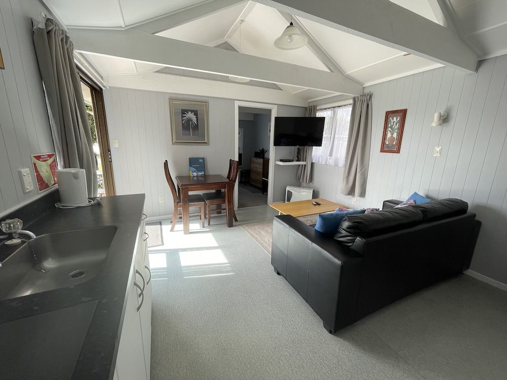 Motutere Bay Top 10 Holiday Park Self Contained Unit 5