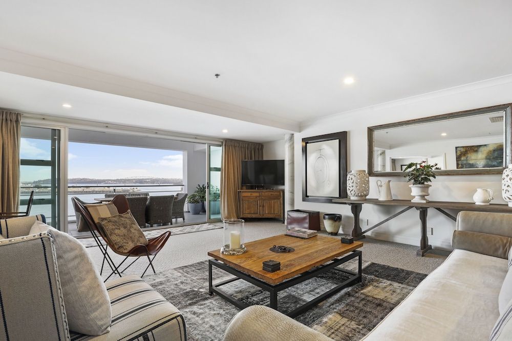 Deluxe Harbourside Three Bedroom Apartment