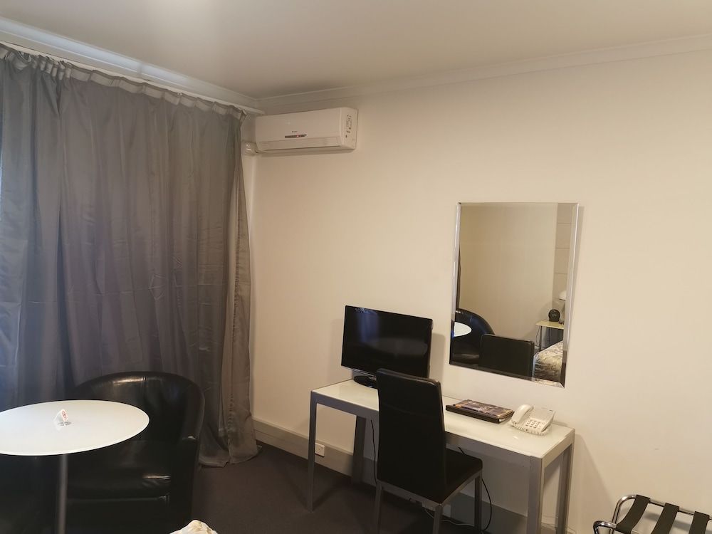 Amethyst Court Motorlodge Twin Room, Kitchenette 3