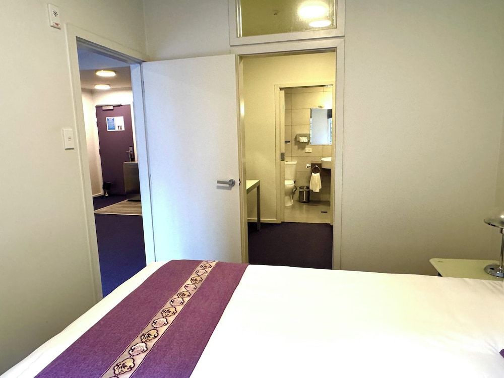 Amethyst Court Motorlodge One Bedroom Suite 4