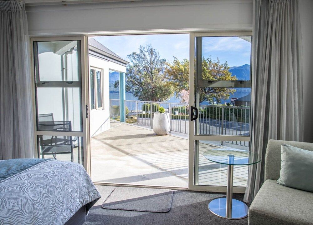 Premier Lakeview Studio