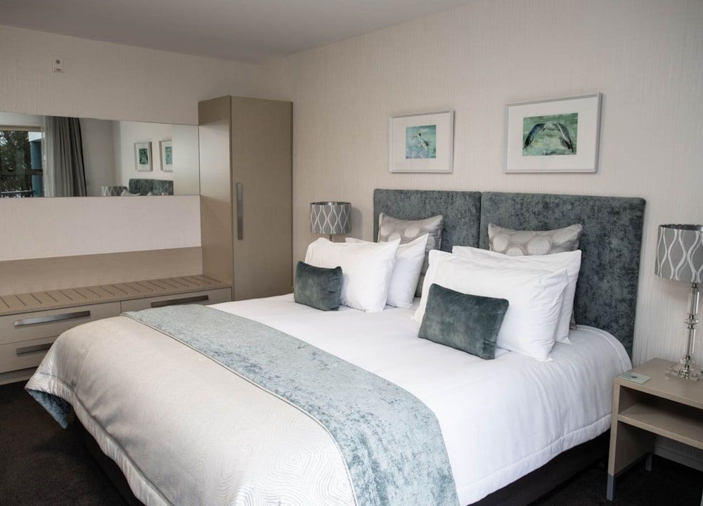 Premier Lakeview Studio