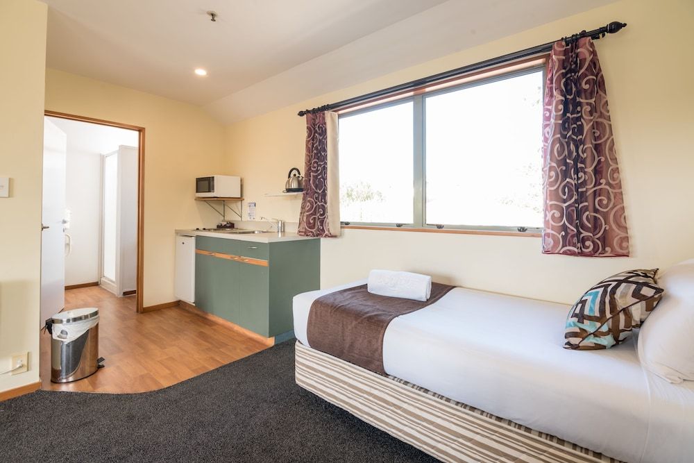 Suite, 1 Bedroom (1 Queen and 1 Twin Bed)