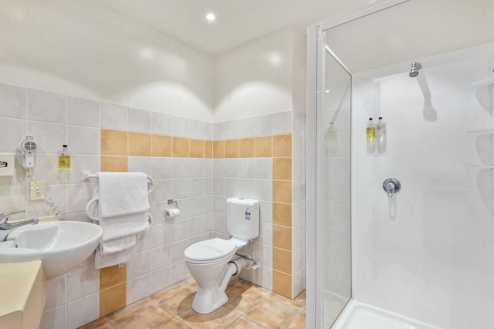 Aristotles North Shore Twin Queen Room 5