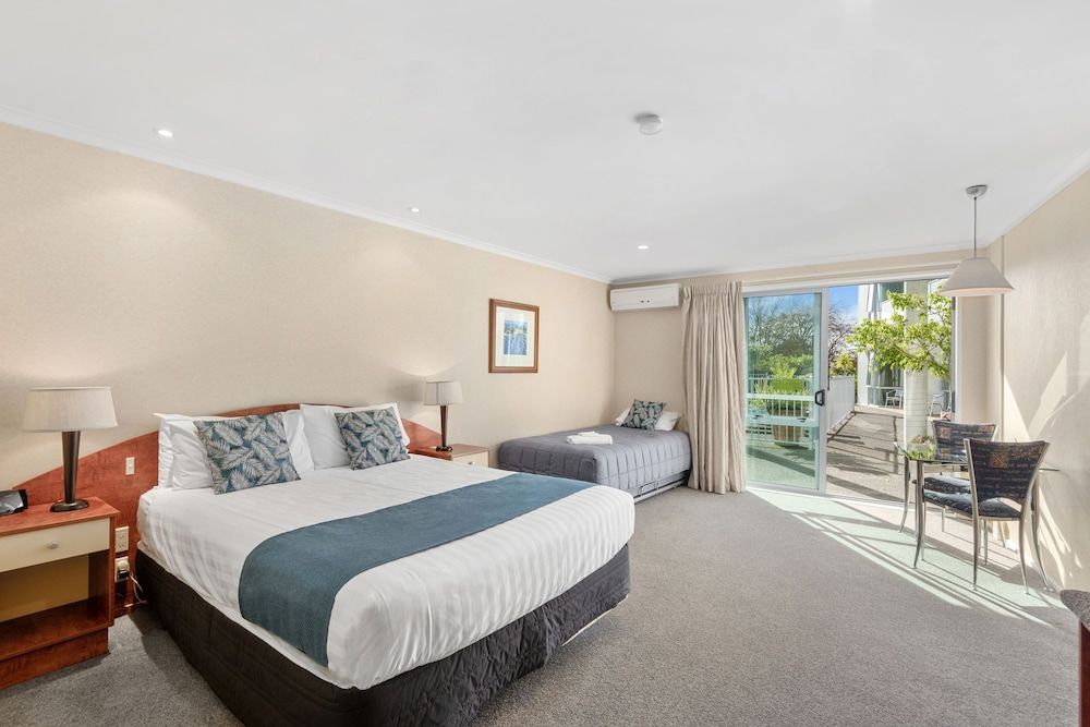 Aristotles North Shore Queen Shower Studio 3