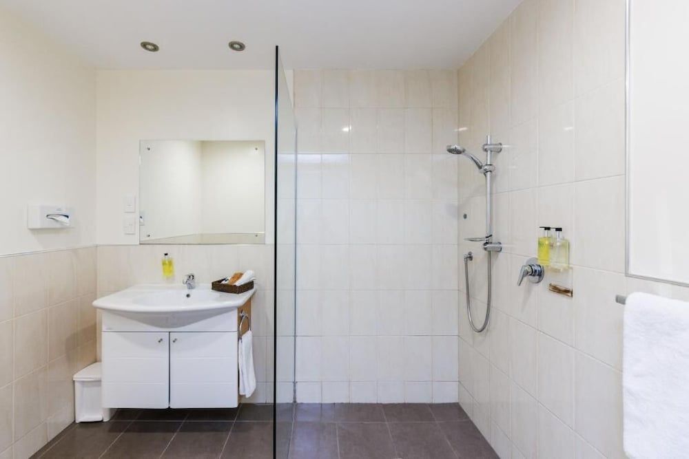 Fitzherbert Regency Motor Lodge Standard Studio, Non Smoking, Kitchenette (Studio Twin Shower) 5