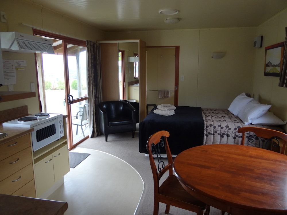 Waikawa Bay Holiday Park Family Apartment, 1 Bedroom, Bay View 2