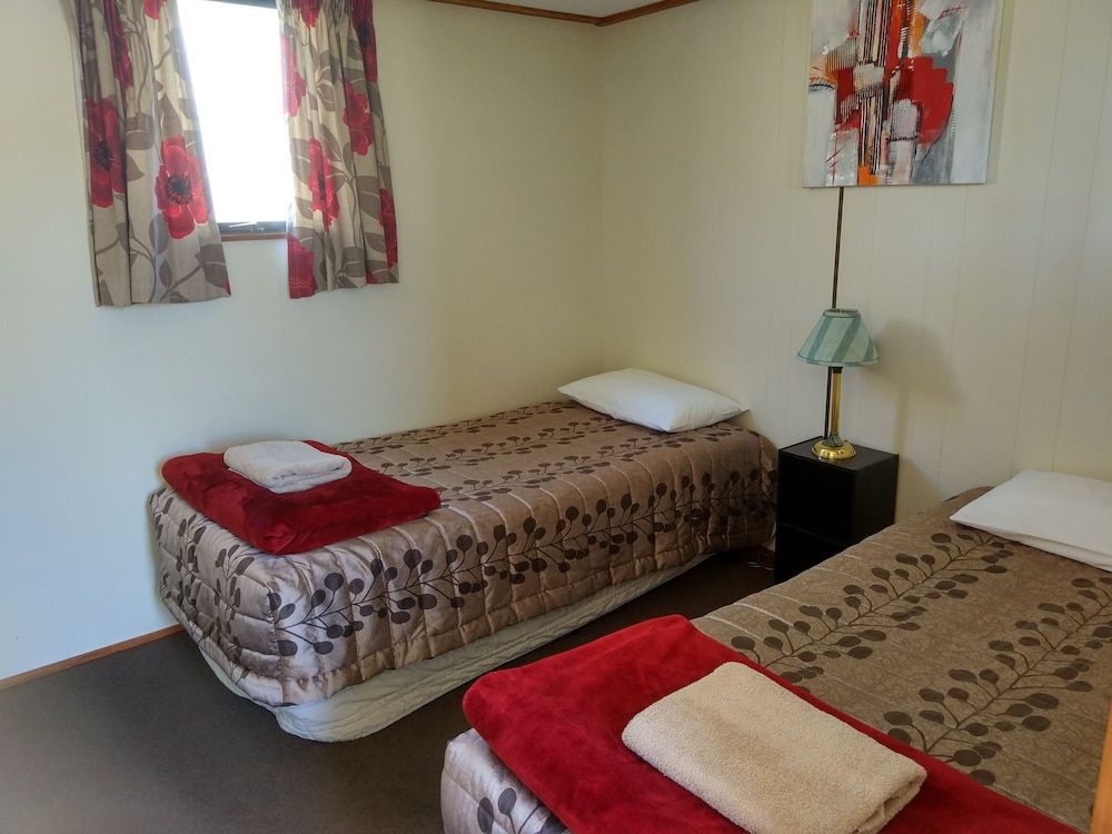 Waikawa Bay Holiday Park Family Apartment, 3 Bedrooms 2