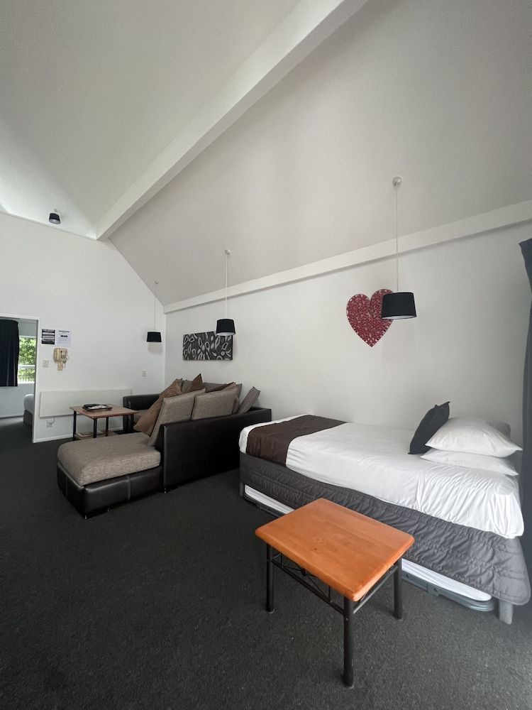 ASURE Green Gables Motel Family Room, 3 Bedrooms 8