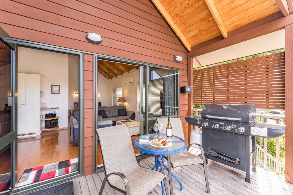 Abri Apartments Treetops - King Studio with Spa Bath 8