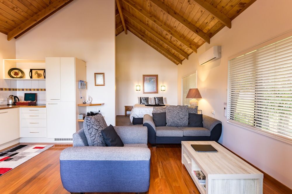 Abri Apartments The Palms- King Studio with Spa Bath 12