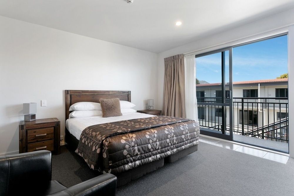 Deluxe Upstairs Studio, (Lake Wing)