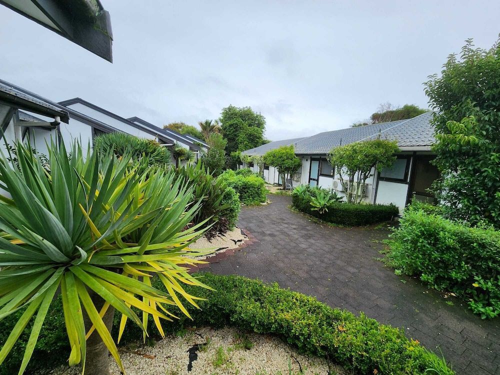 undefined Epsom Motor Inn 9