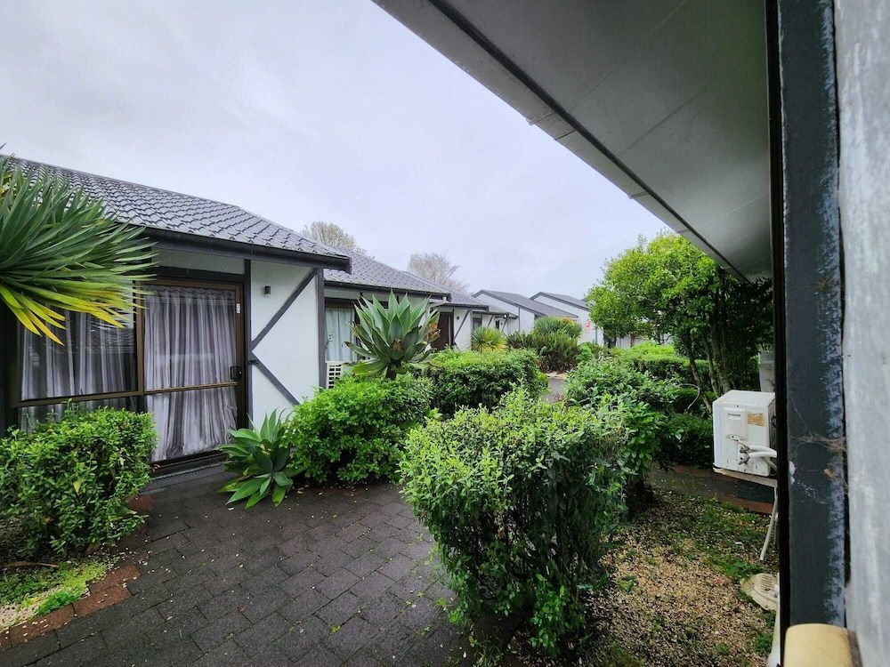 undefined Epsom Motor Inn 2