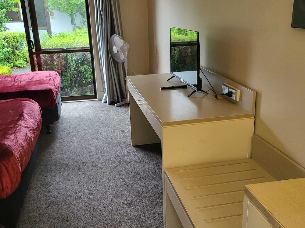 undefined Epsom Motor Inn 7