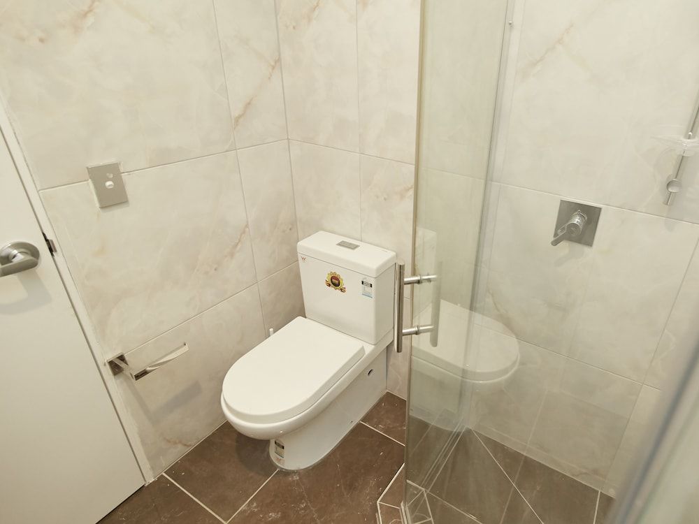 Three Palms Lodge Twin Ensuite Room 4