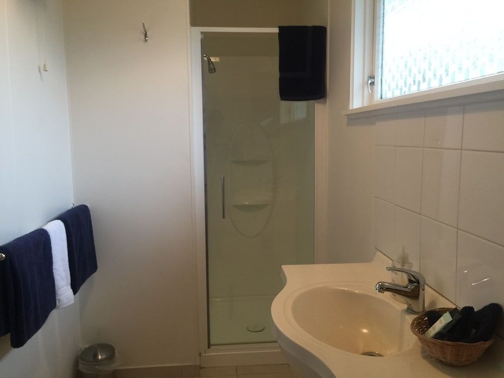 Coachman Motel Queen Room 2 5