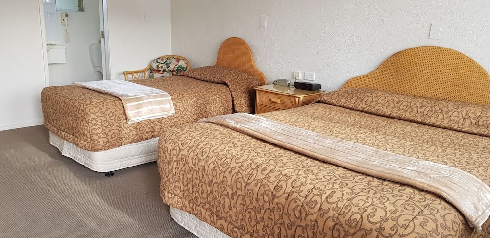 Coachman Motel Queen Room 2 3