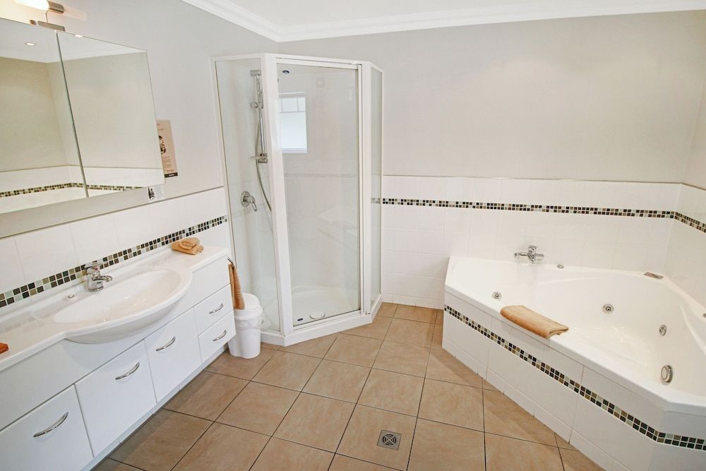 Kerikeri Park Lodge Deluxe Studio, Jetted Tub, Garden View 5
