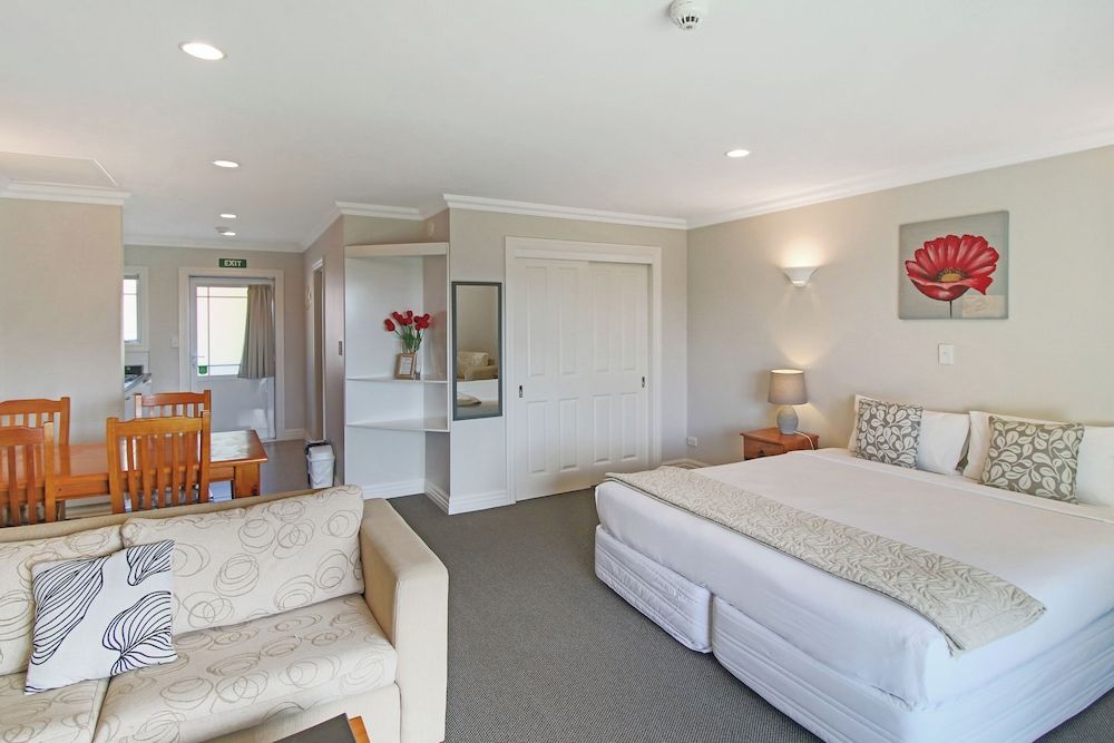 Premium Studio, Jetted Tub, Garden View